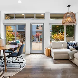 Holiday home Alki Escape Romantic Waterfront Getaway For 2, Seattle