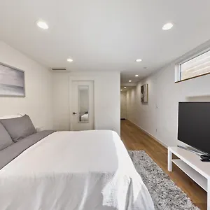 Apartment Modern Near Light Rail, Seattle